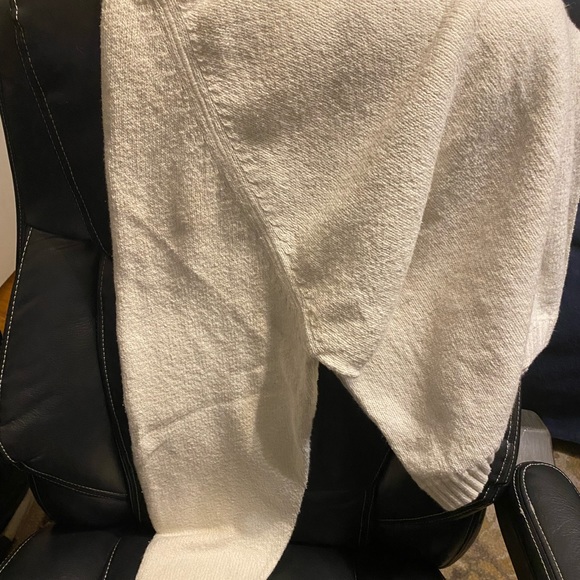 Tommy Bahama cablenit & roll collar cream sweater. - Picture 8 of 9